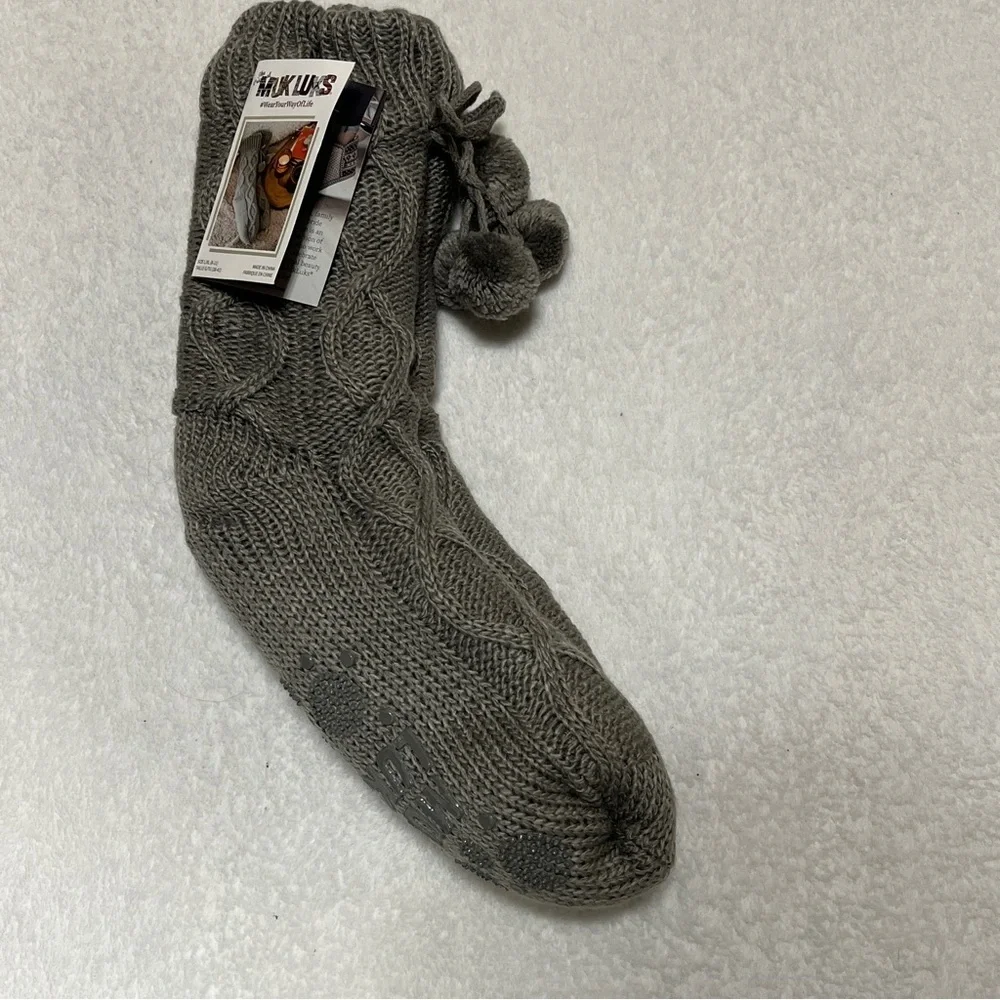 Muk Luks Women’s Pom Pom Cabin Knit Socks Gray Size L/XL 8–11 NWT